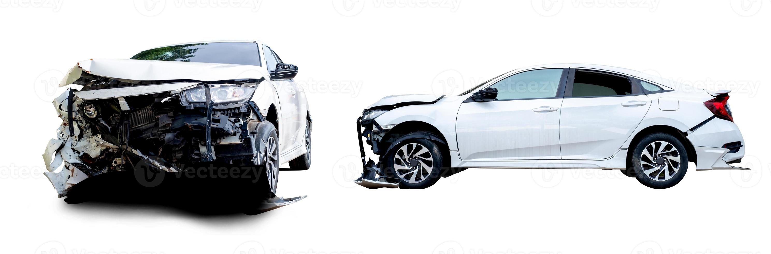Vorder- und Seitenansicht des weißen Autos werden durch einen Unfall auf der Straße beschädigt. beschädigte Autos nach Kollision. isoliert auf weißem Hintergrund mit Beschneidungspfad foto