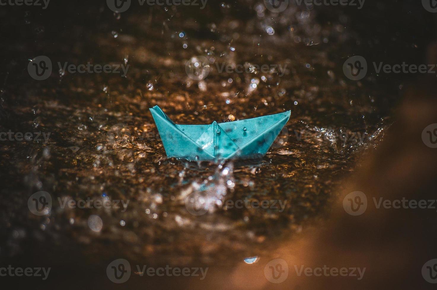 Origami-Papierboot im Regen foto