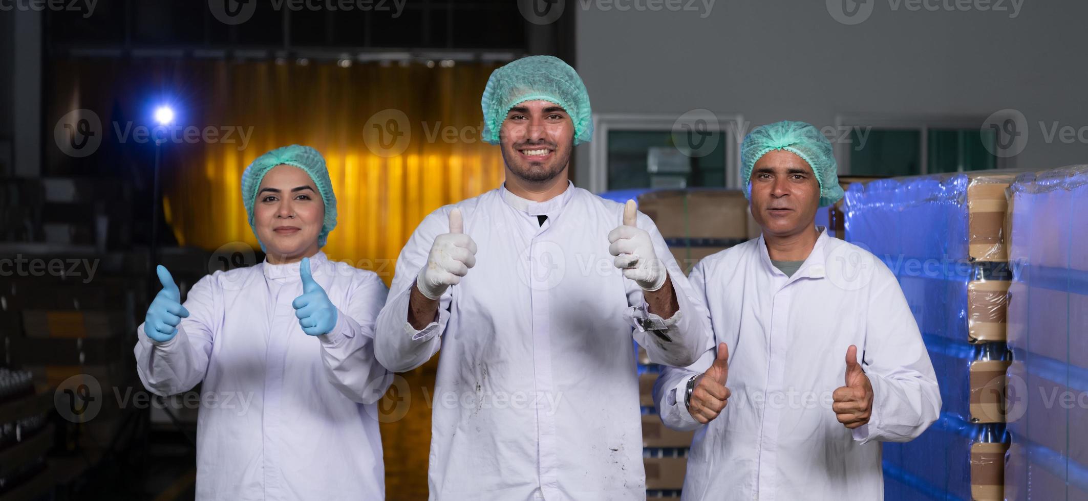 ein team von wissenschaftlern der fruchtsaftfabrik macht sich bereit für die tagarbeit, um die qualität der produkte zu überprüfen foto