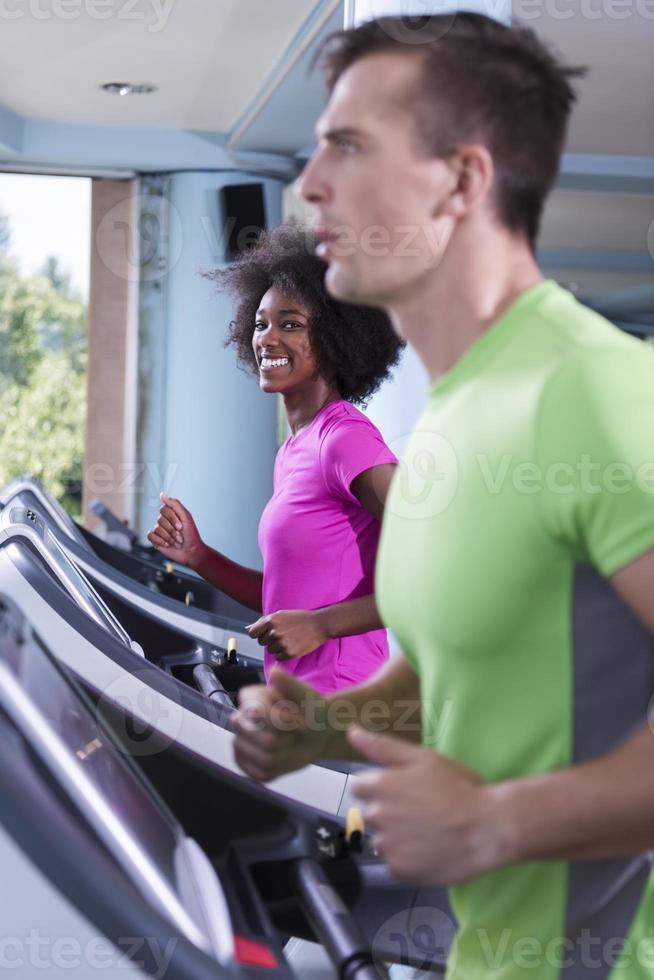 leute, die im fitnessstudio ein cardio auf dem laufband ausüben foto