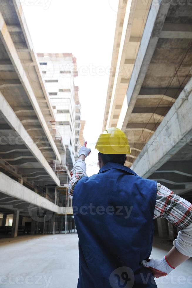 harter Arbeiter auf der Baustelle foto