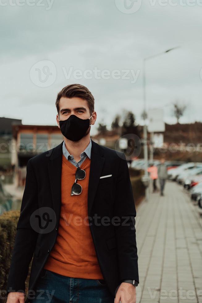 Geschäftsmann mit medizinischer Maske auf der Straße foto