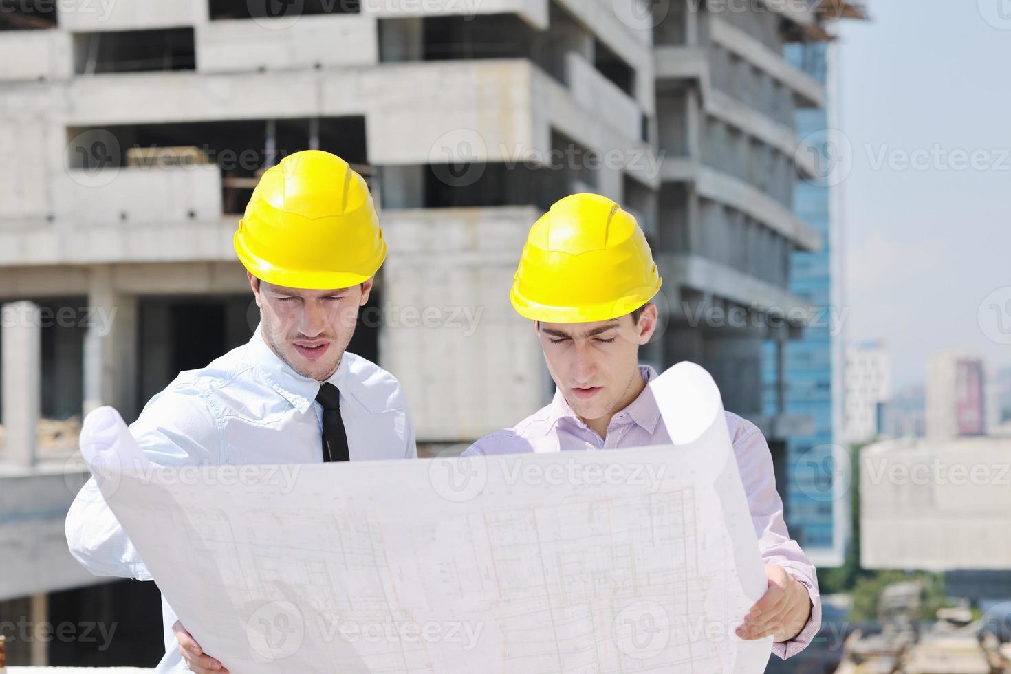 Architektenteam auf der Baustelle foto