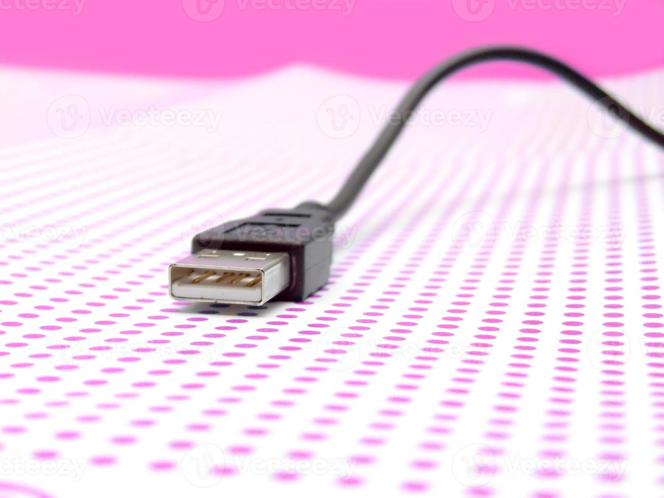 usb-kabel auf gepunktetem hintergrund foto