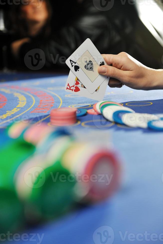 Frau spielt Black-Jack-Kartenspiel im Casino foto