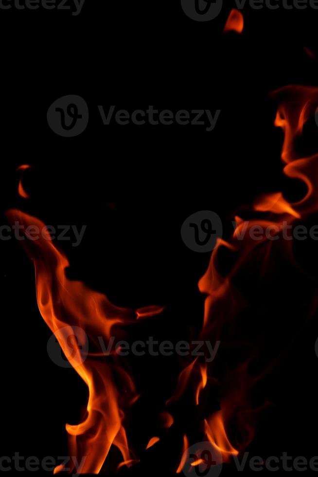 Feuerflamme auf schwarzem Hintergrund foto