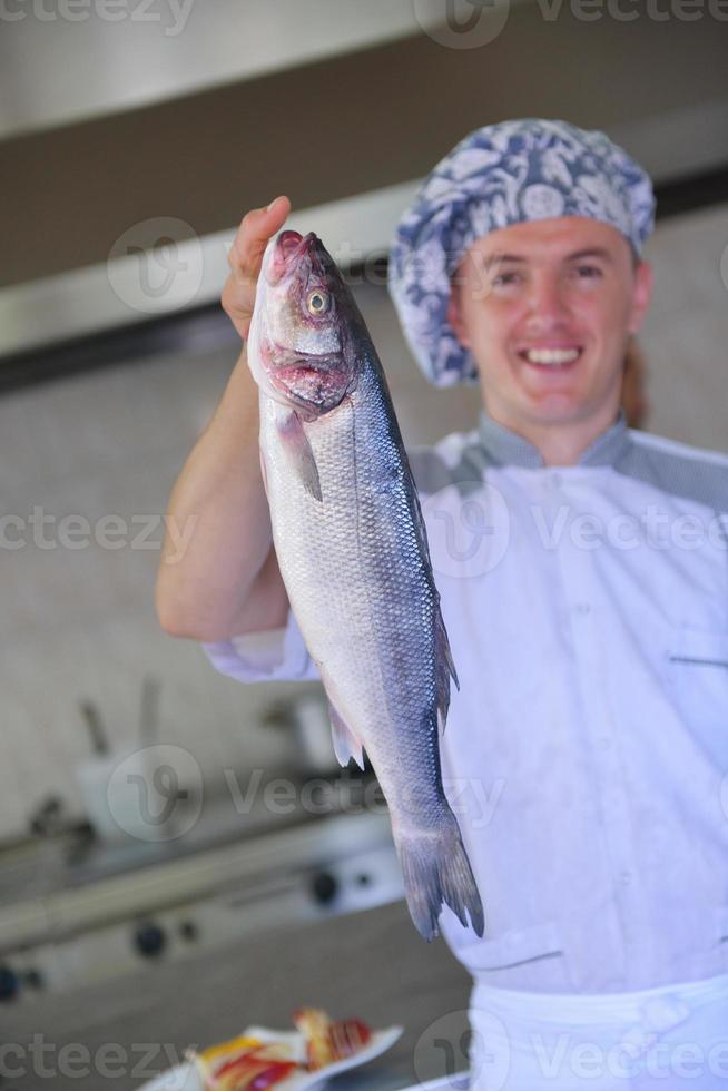 Koch bereitet Essen zu foto