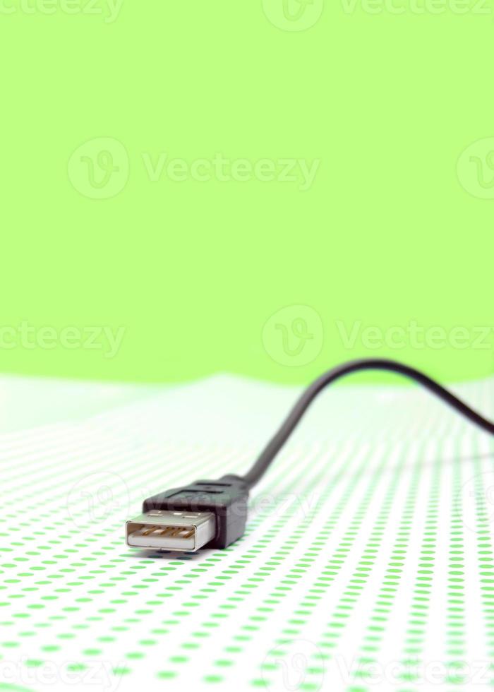 USB-Kabel auf dem Tisch foto