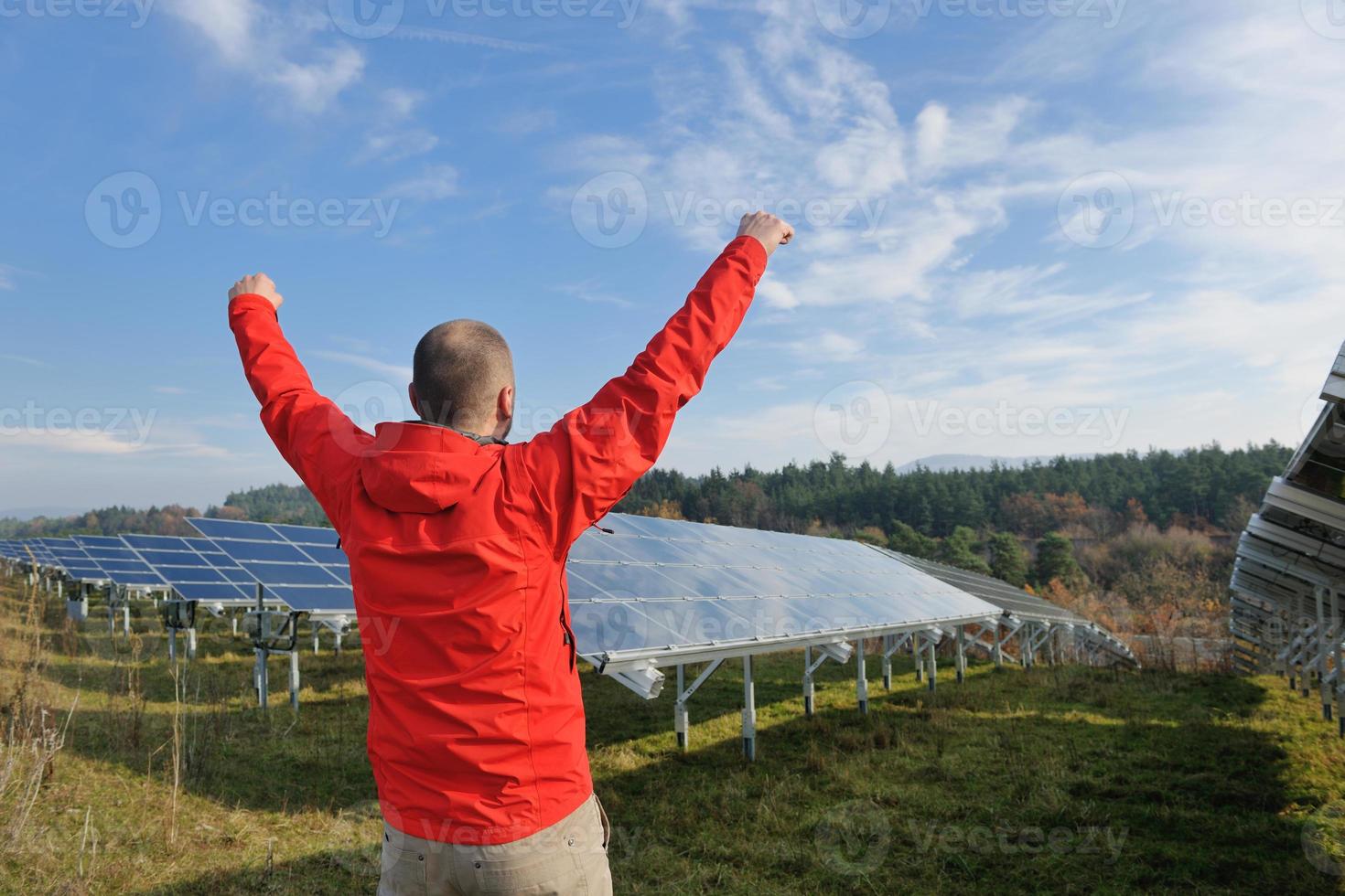 männlicher Solarpanel-Ingenieur am Arbeitsplatz foto