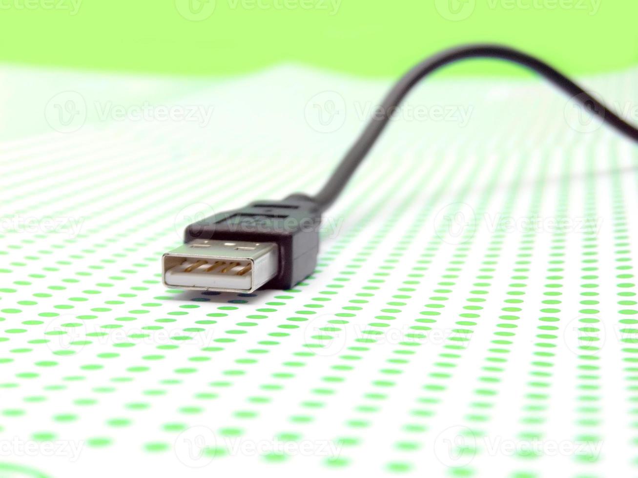 usb-kabel auf gepunktetem hintergrund foto