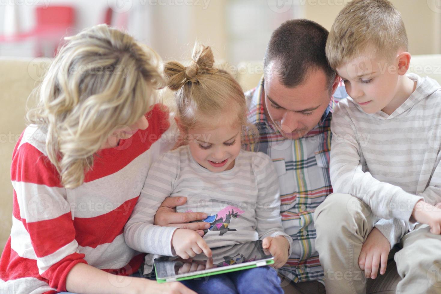 glückliche junge familie zu hause foto