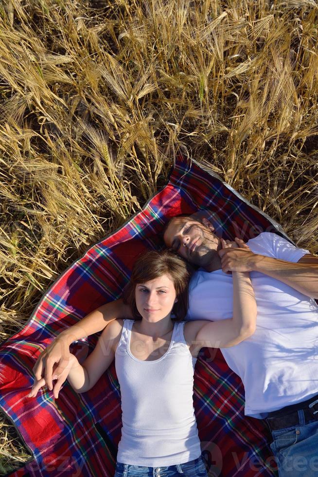 glückliches Paar im Weizenfeld foto