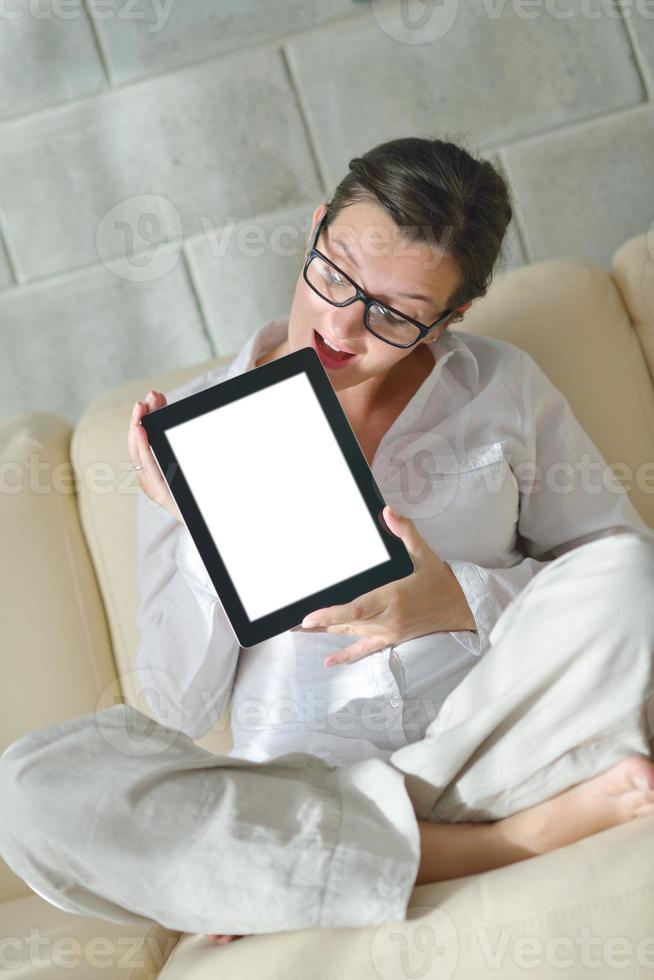 Frau mit Tablet-PC zu Hause foto