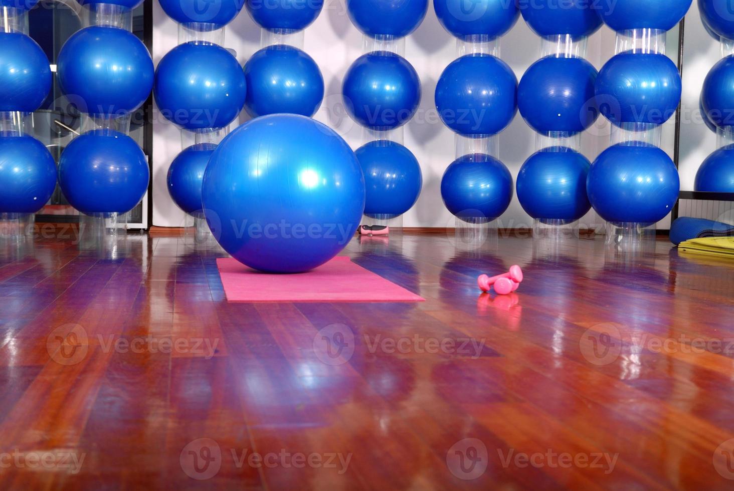 Fitness-Studio mit blauen Pilates-Bällen foto