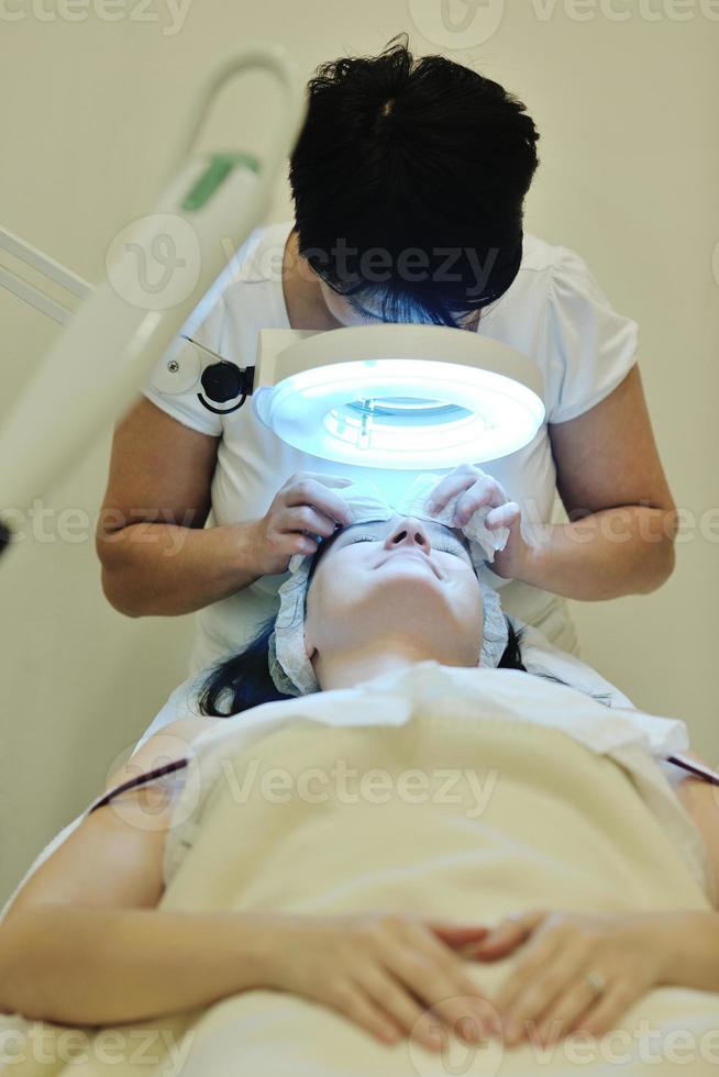 Frau mit Gesichtsmaske im Kosmetikstudio foto