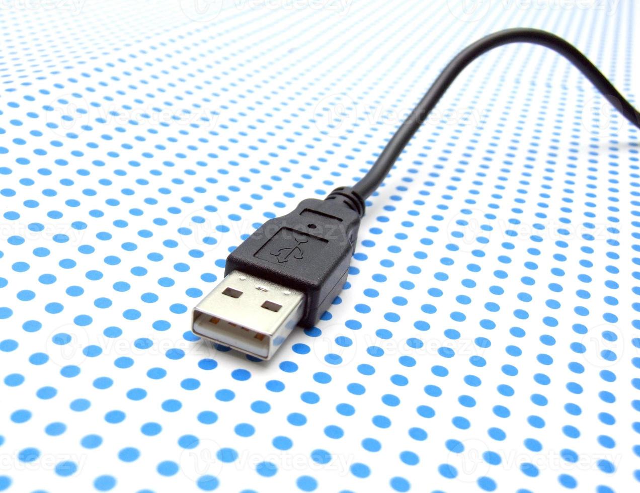 usb-kabel auf gepunktetem hintergrund foto