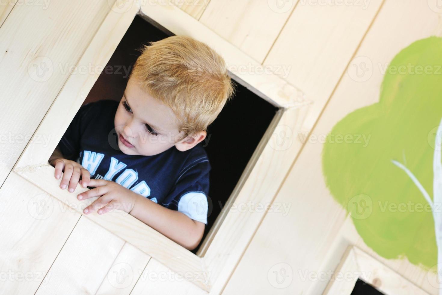 glückliches Kind in einem Fenster foto