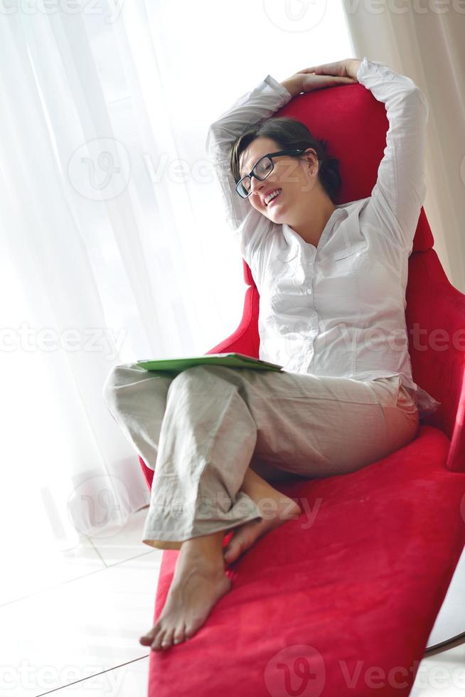 Frau mit Tablet-PC zu Hause foto