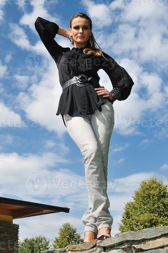 glückliche Frau Mode im Freien foto