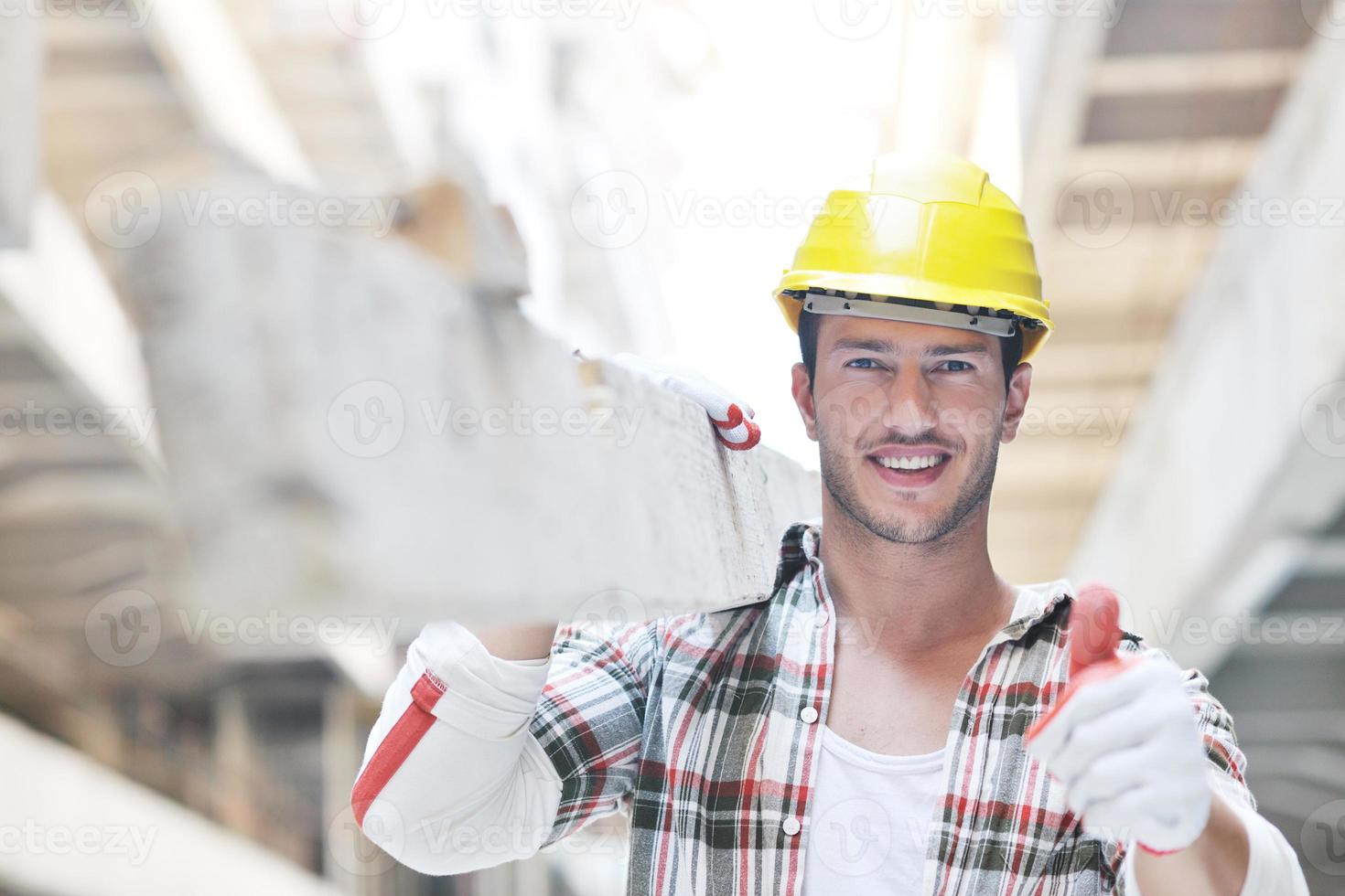 harter Arbeiter auf der Baustelle foto