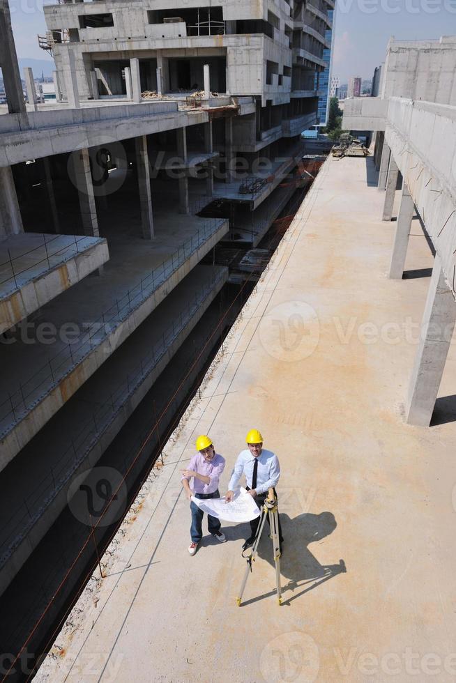 Architektenteam auf der Baustelle foto