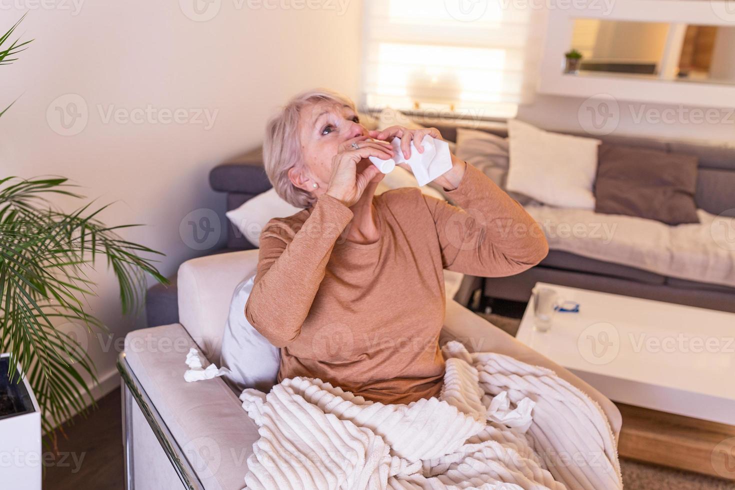 ältere frau hat allergien und sie benutzt nasenspray, um sich selbst zu helfen. ältere Frau mit Nasenspray. Nasenspray gegen Erkältung. Kranke mit einer Rhinitis-Frau, die Nase tropft, wendet Nasenspray an foto