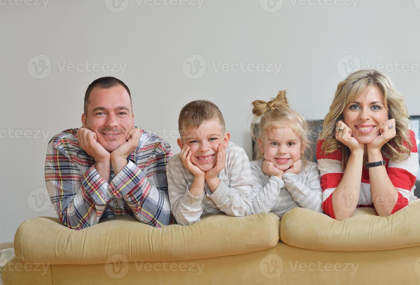 glückliche junge familie zu hause foto