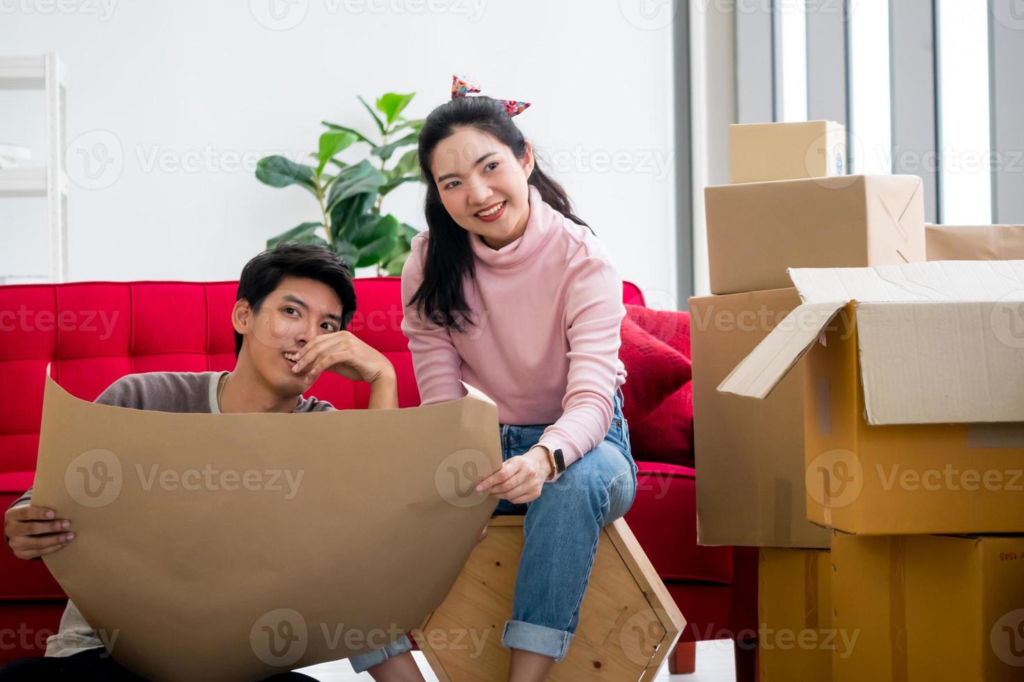 glückliches junges paar, das zusammen in ein neues haus umzieht. foto