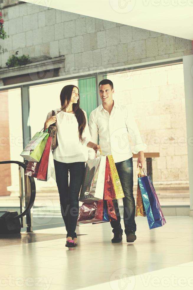 glückliches junges Paar beim Einkaufen foto