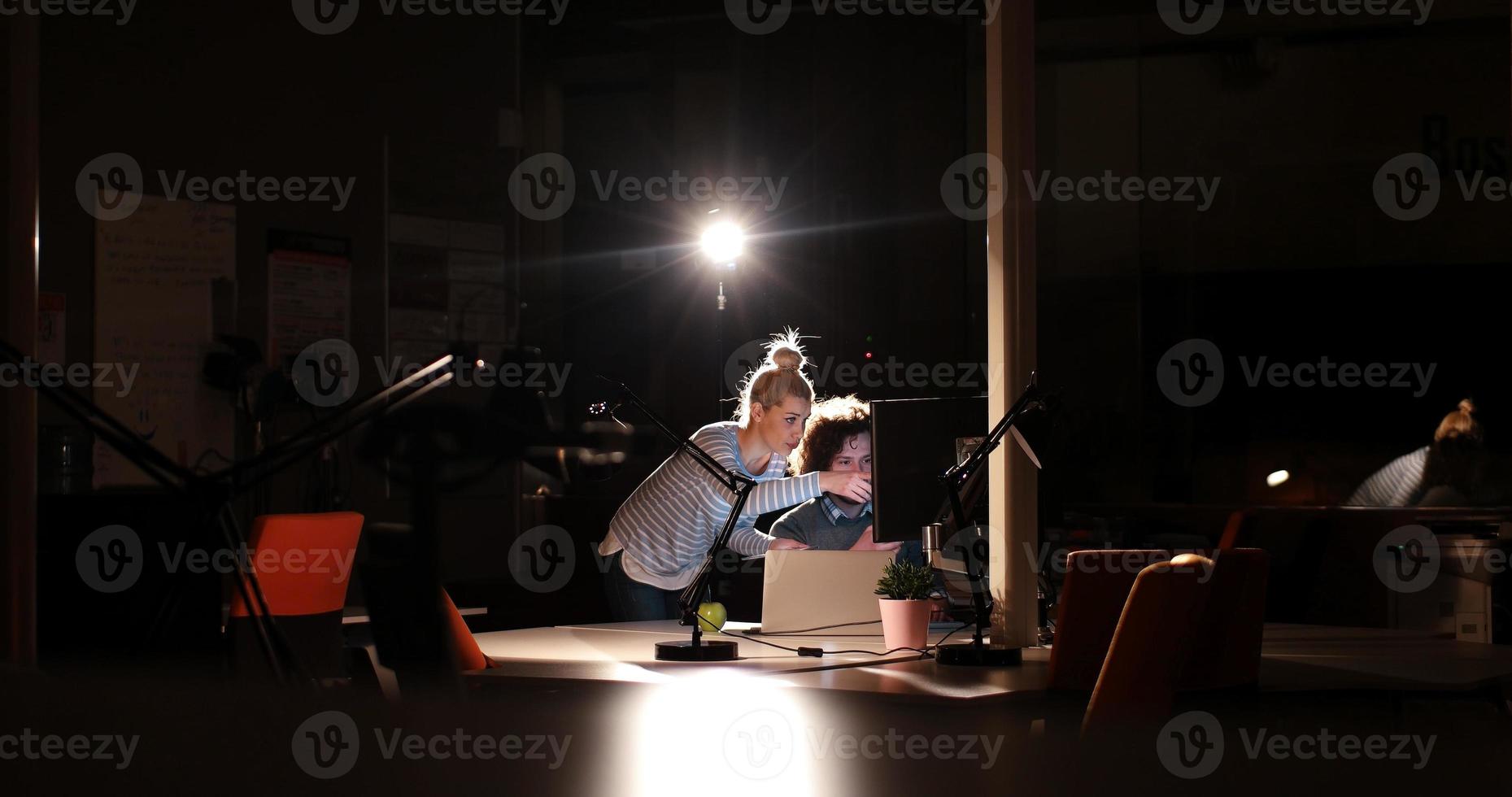 junge Designer im Nachtbüro foto