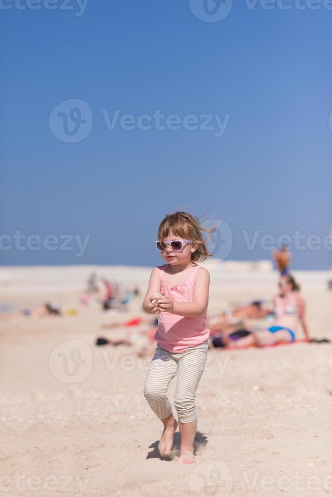 kleines Mädchen am Strand foto