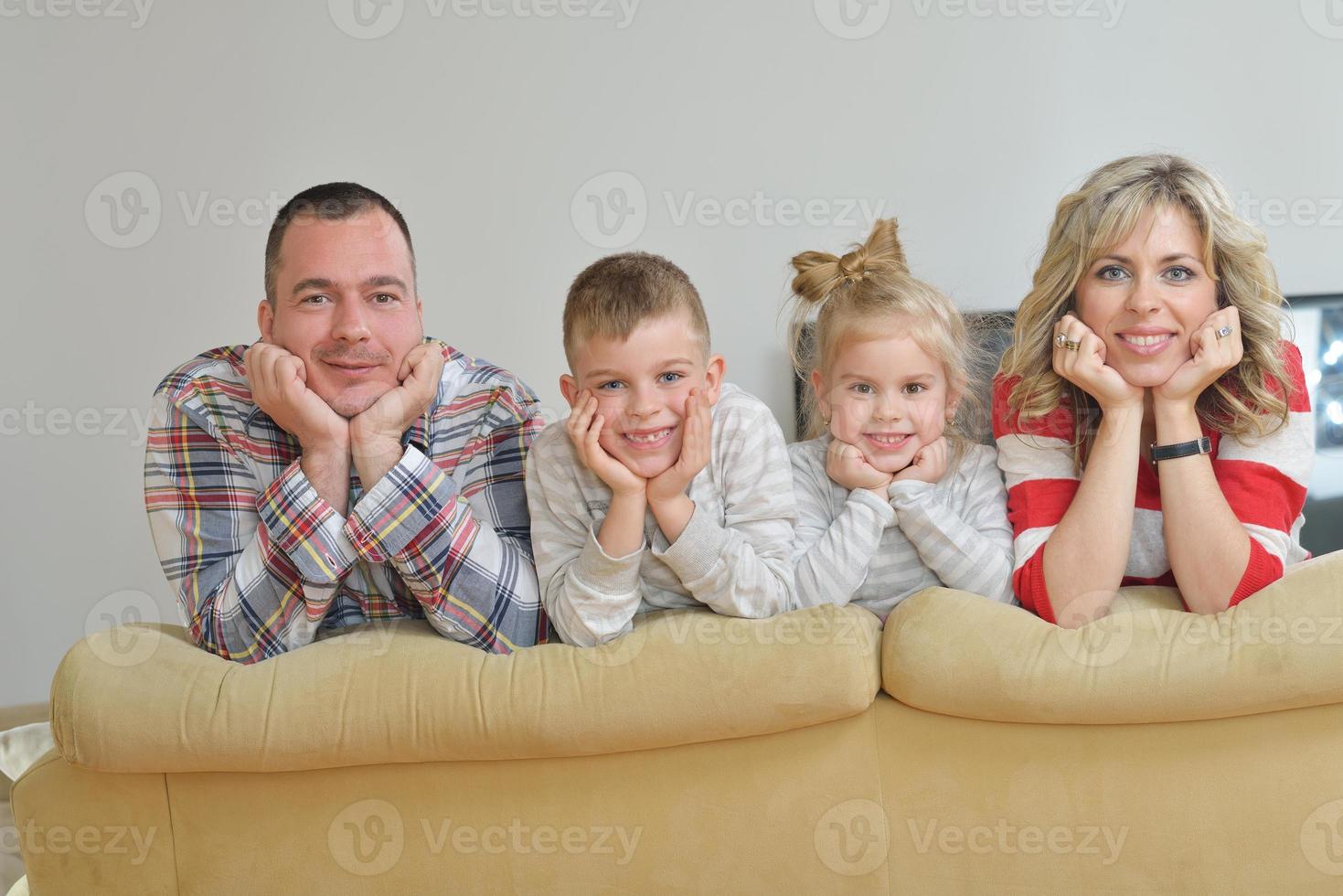 glückliche junge familie zu hause foto