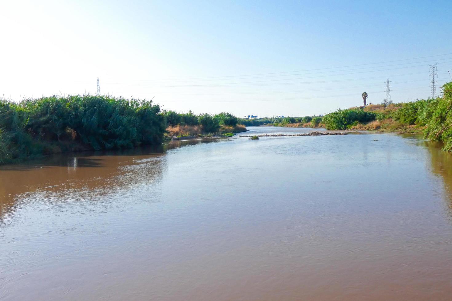 llobregat fluss und die brücke, die den fluss bei sant feliu de llobregat überquert foto