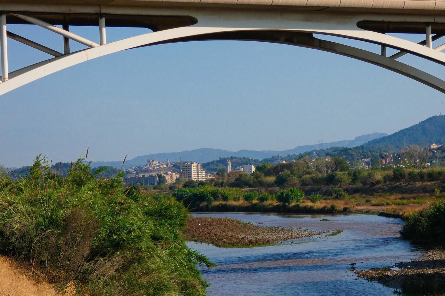 Brücke, die den Fluss Llobregat in der Nähe der Stadt Barcelona überquert. foto