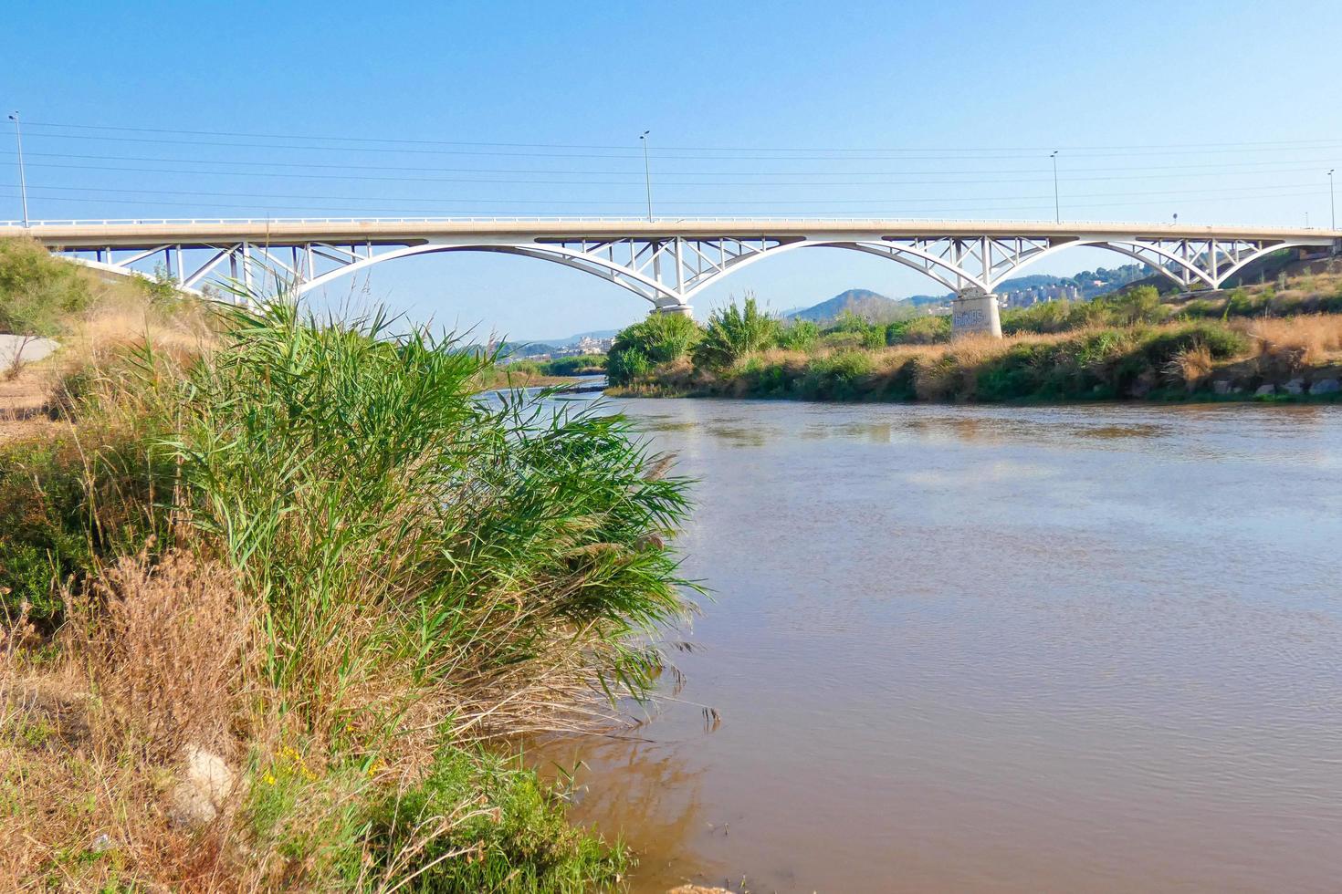 llobregat fluss und die brücke, die den fluss bei sant feliu de llobregat überquert foto