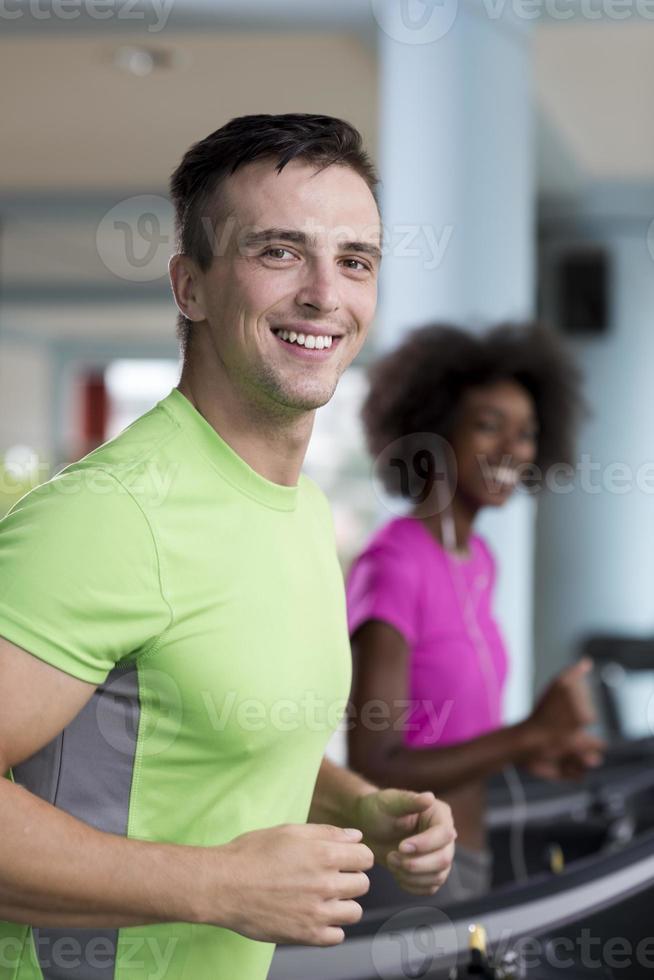 leute, die ein cardio auf dem laufband ausüben foto