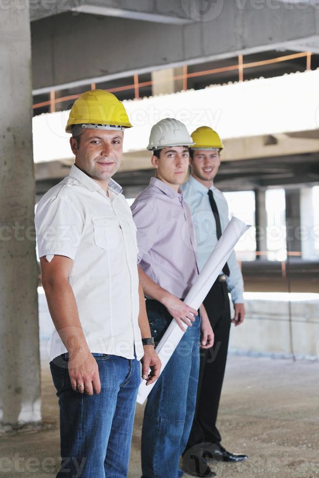 Architektenteam auf der Baustelle foto