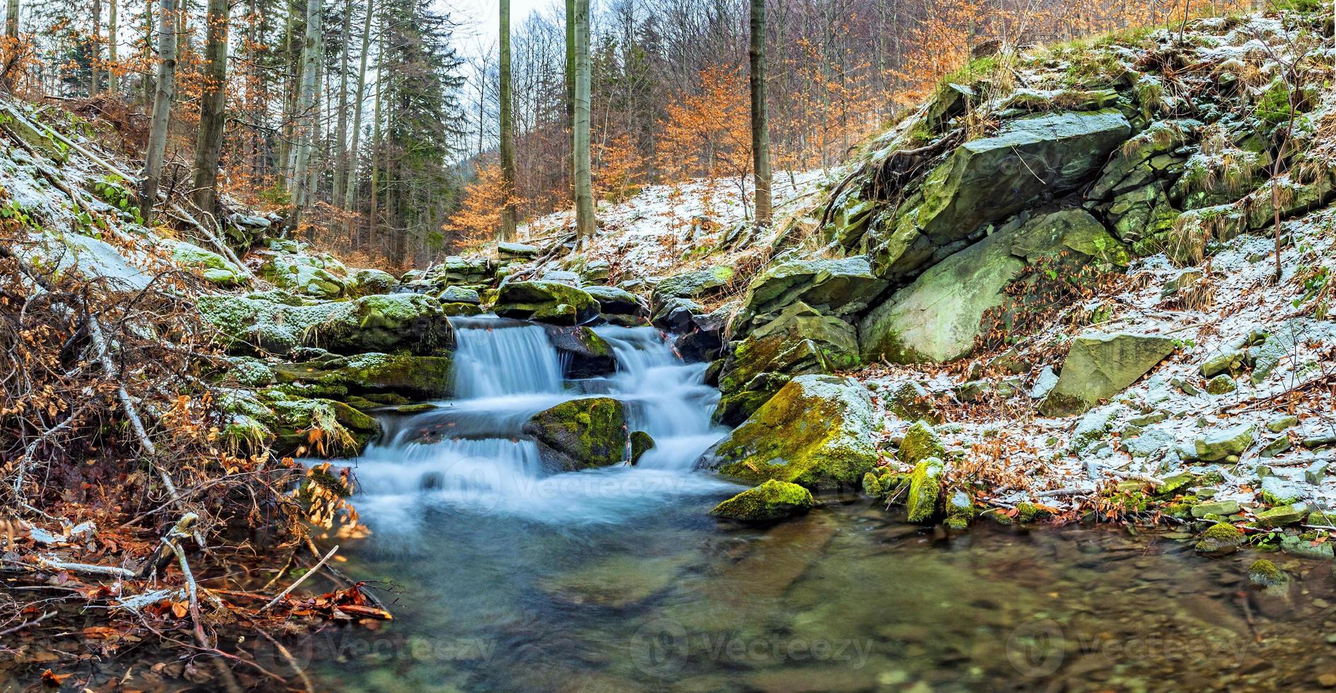 Blick auf spätherbstliche Wasserfälle foto