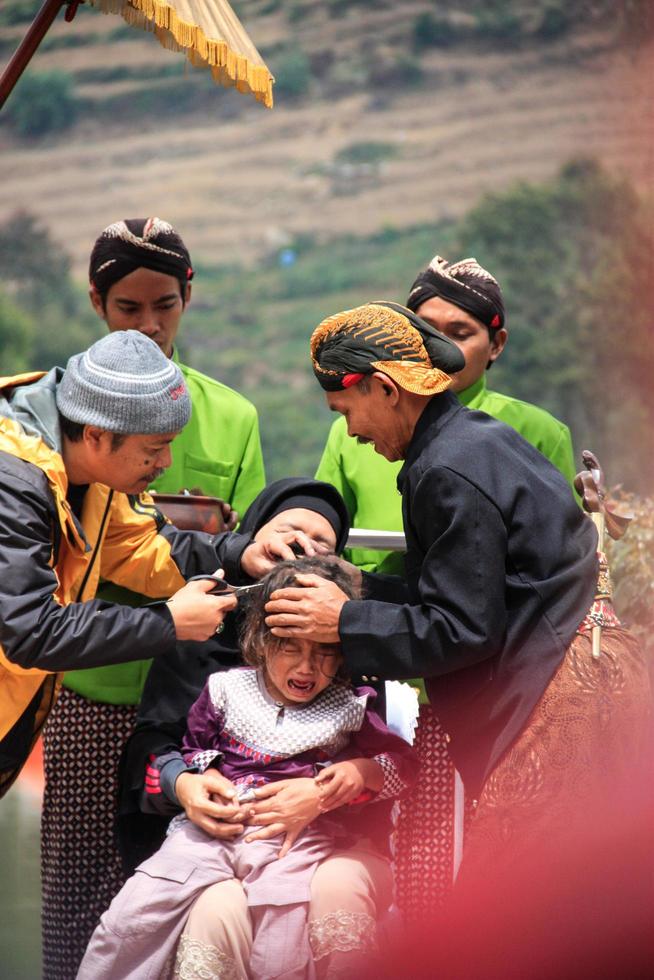 dieng, indonesien - 1. august 2015. dieng-kulturfestival, touristen folgen der dreadlocks-prozession während der dieng-kulturfestivalveranstaltung in dieng, banjarnegara-bezirk, zentrales java foto