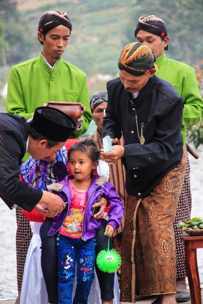 dieng, indonesien - 1. august 2015. dieng-kulturfestival, touristen folgen der dreadlocks-prozession während der dieng-kulturfestivalveranstaltung in dieng, banjarnegara-bezirk, zentrales java foto