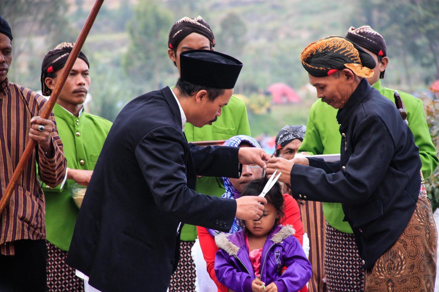 dieng, indonesien - 1. august 2015. dieng-kulturfestival, touristen folgen der dreadlocks-prozession während der dieng-kulturfestivalveranstaltung in dieng, banjarnegara-bezirk, zentrales java foto