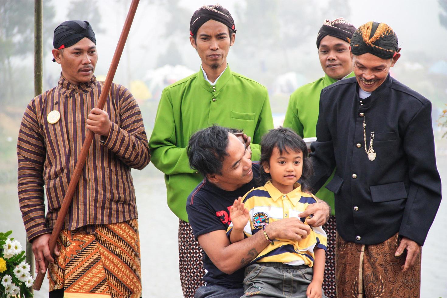 dieng, indonesien - 1. august 2015. dieng-kulturfestival, touristen folgen der dreadlocks-prozession während der dieng-kulturfestivalveranstaltung in dieng, banjarnegara-bezirk, zentrales java foto