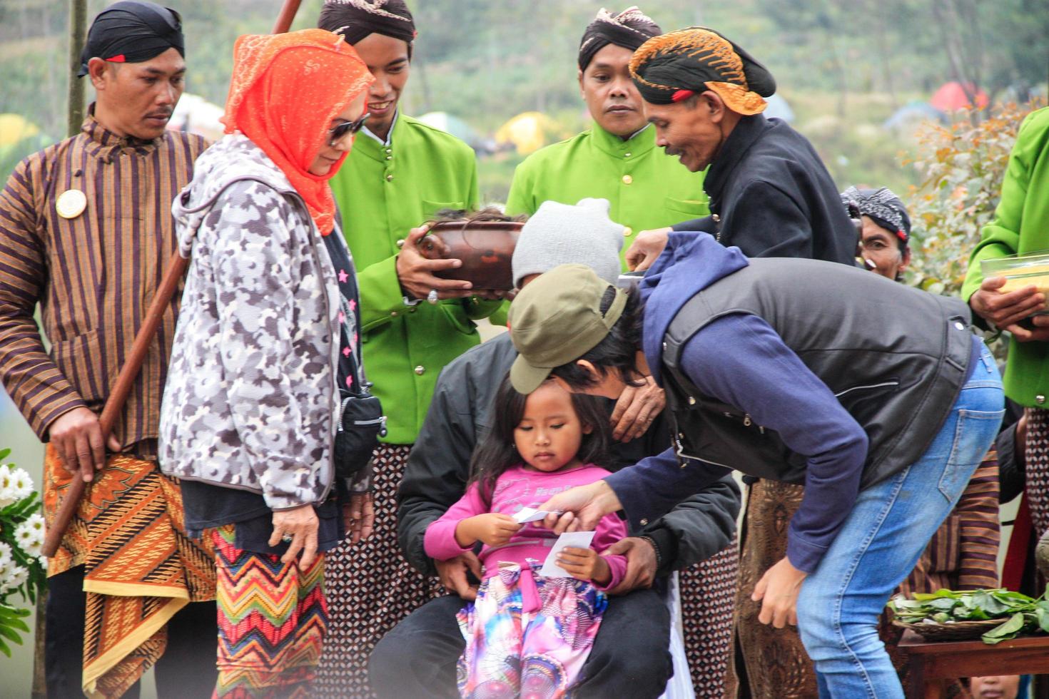 dieng, indonesien - 1. august 2015. dieng-kulturfestival, touristen folgen der dreadlocks-prozession während der dieng-kulturfestivalveranstaltung in dieng, banjarnegara-bezirk, zentrales java foto