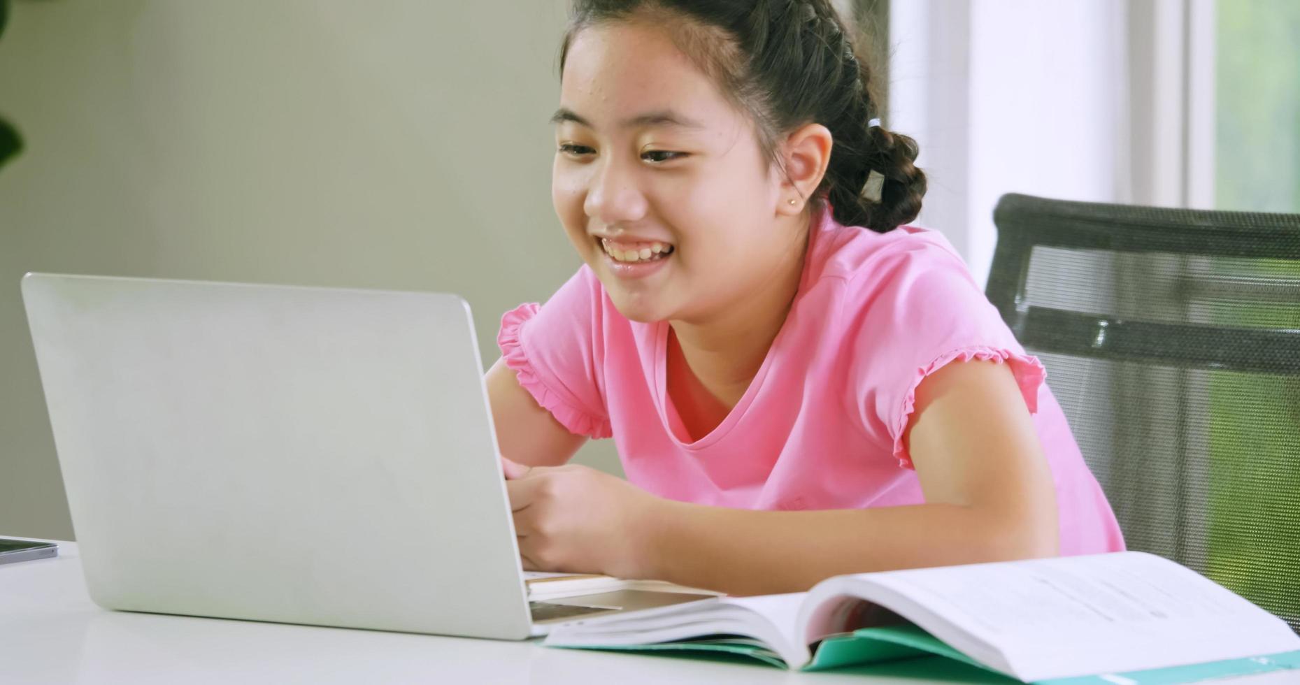 ein Mädchen, das Online-Fernunterricht studiert, während es zu Hause unter Quarantäne gestellt wird. foto