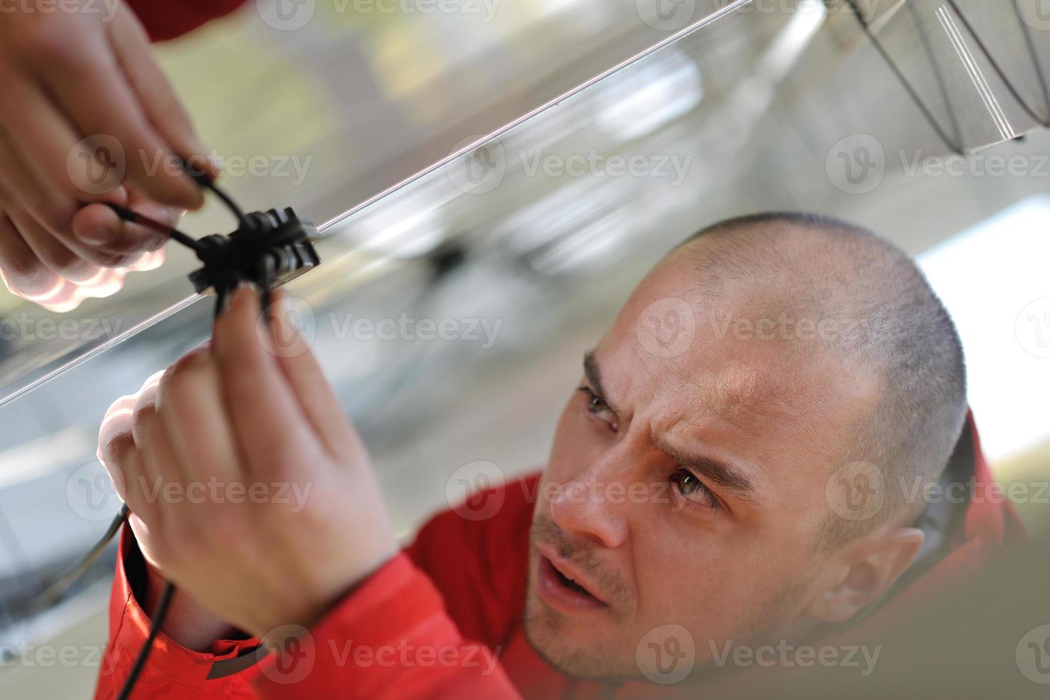 männlicher Solarpanel-Ingenieur am Arbeitsplatz foto