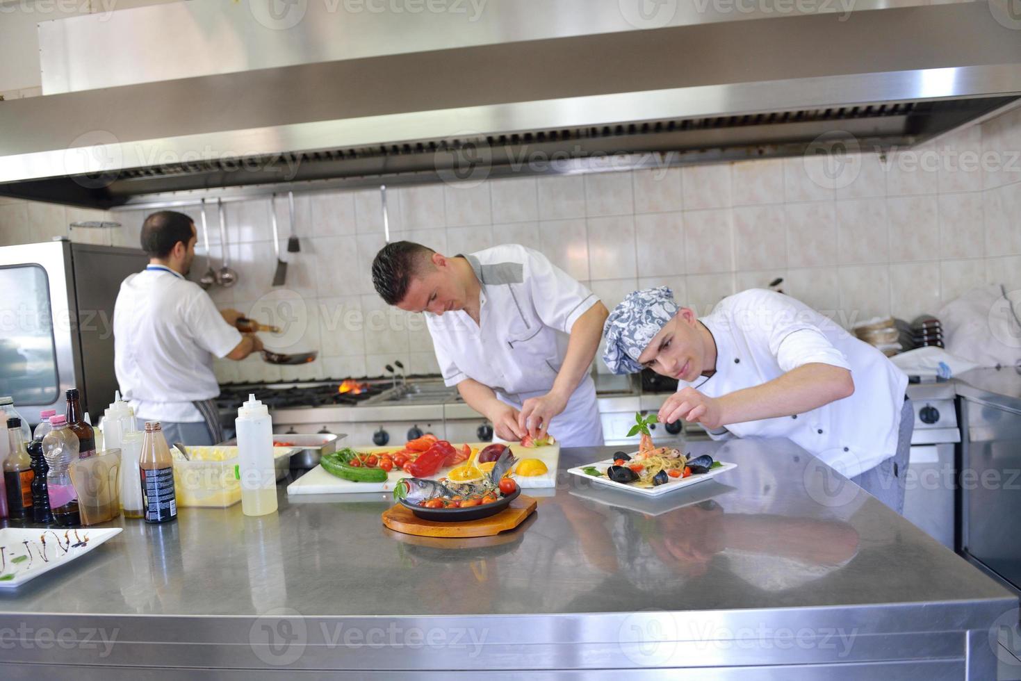 Koch bereitet Essen zu foto