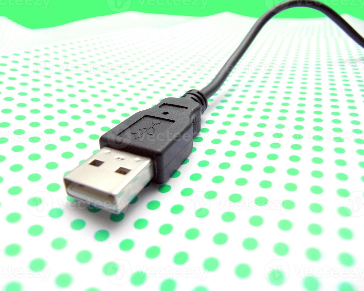 usb-kabel auf gepunktetem hintergrund foto