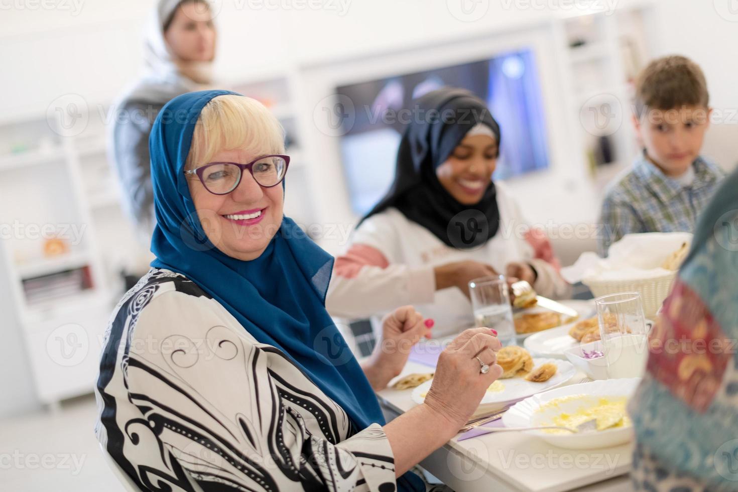 moderne multiethnische muslimische familie mit einem ramadan-fest foto