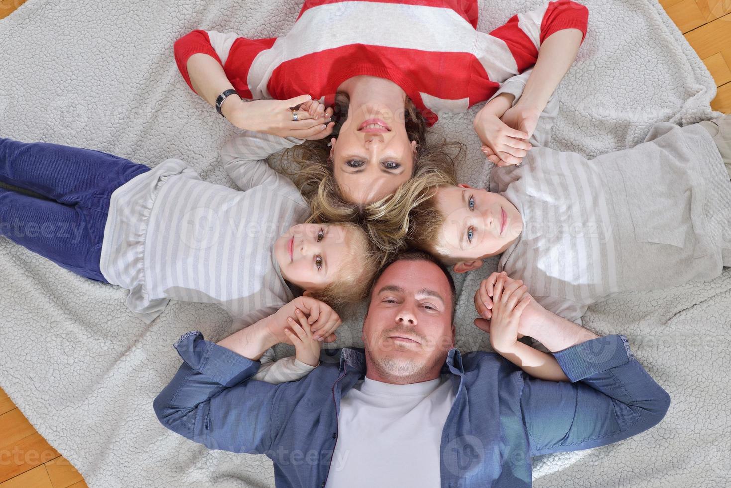 glückliche junge familie zu hause foto