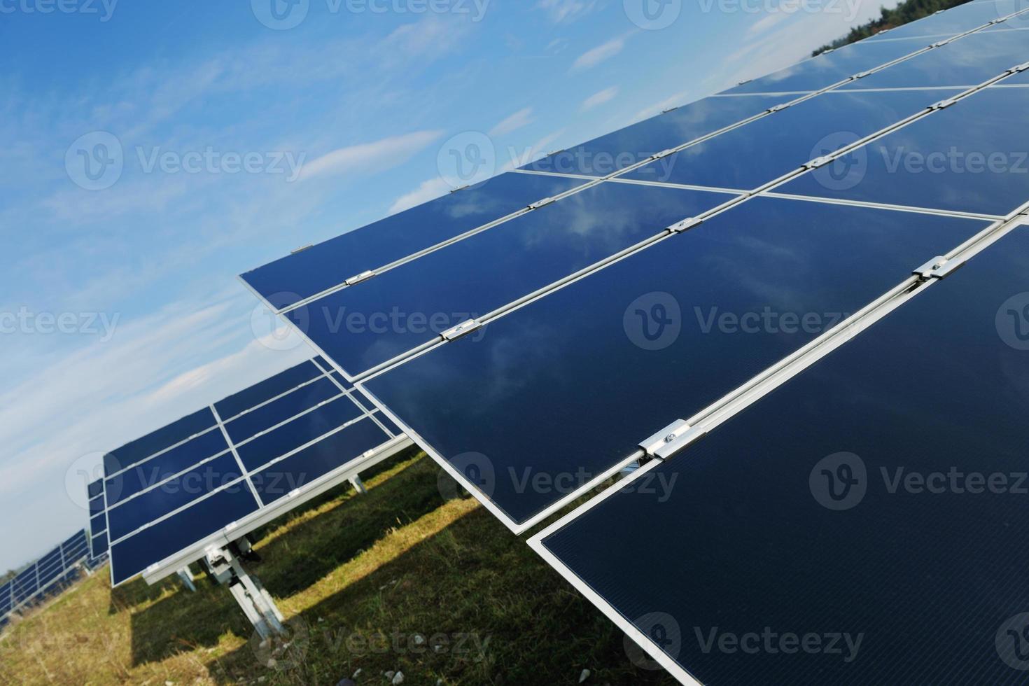 Sonnenkollektorfeld für erneuerbare Energien foto